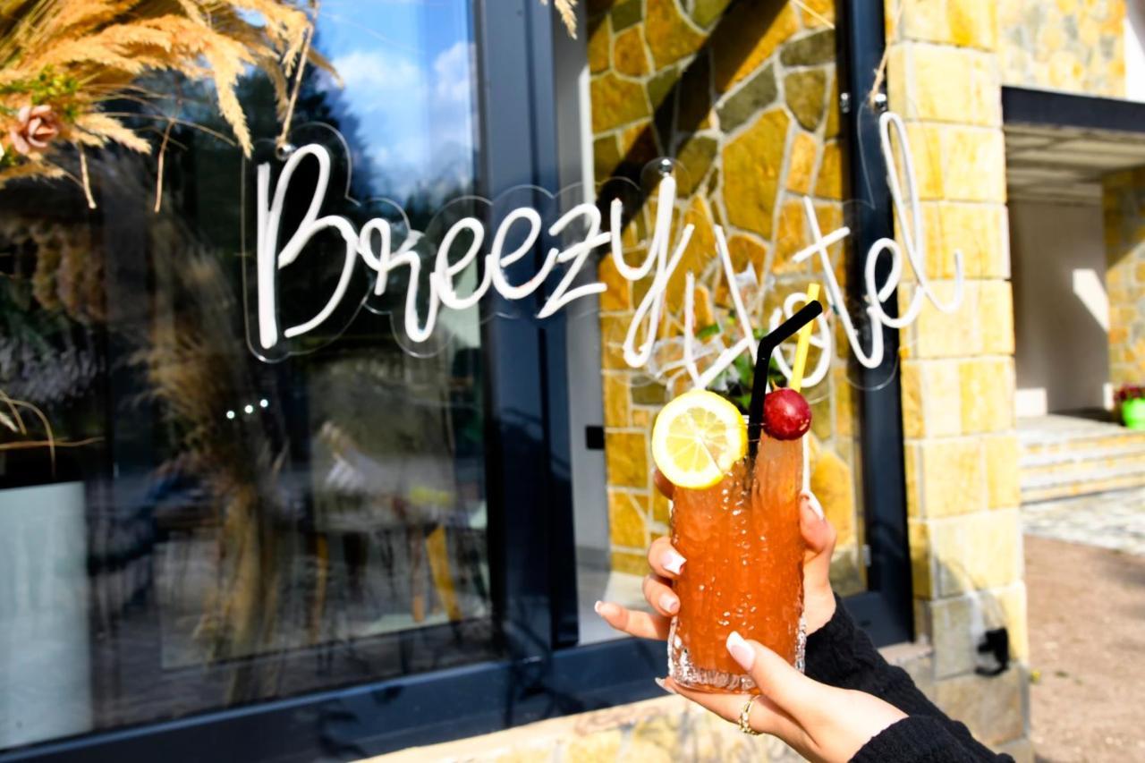 Breezy Hotel 발보너 외부 사진