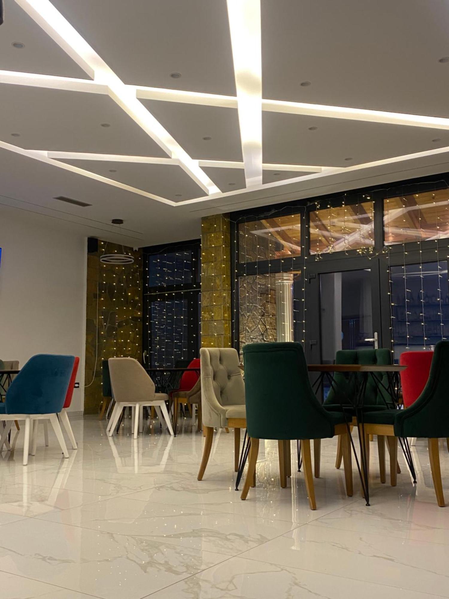 Breezy Hotel 발보너 외부 사진