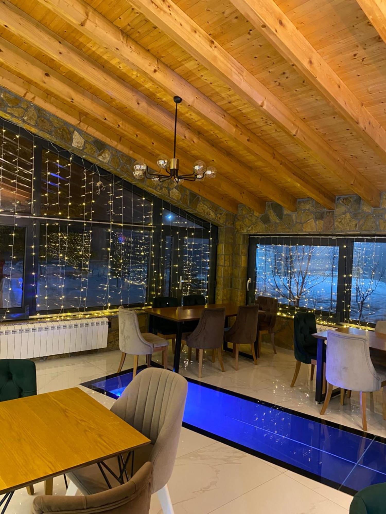 Breezy Hotel 발보너 외부 사진