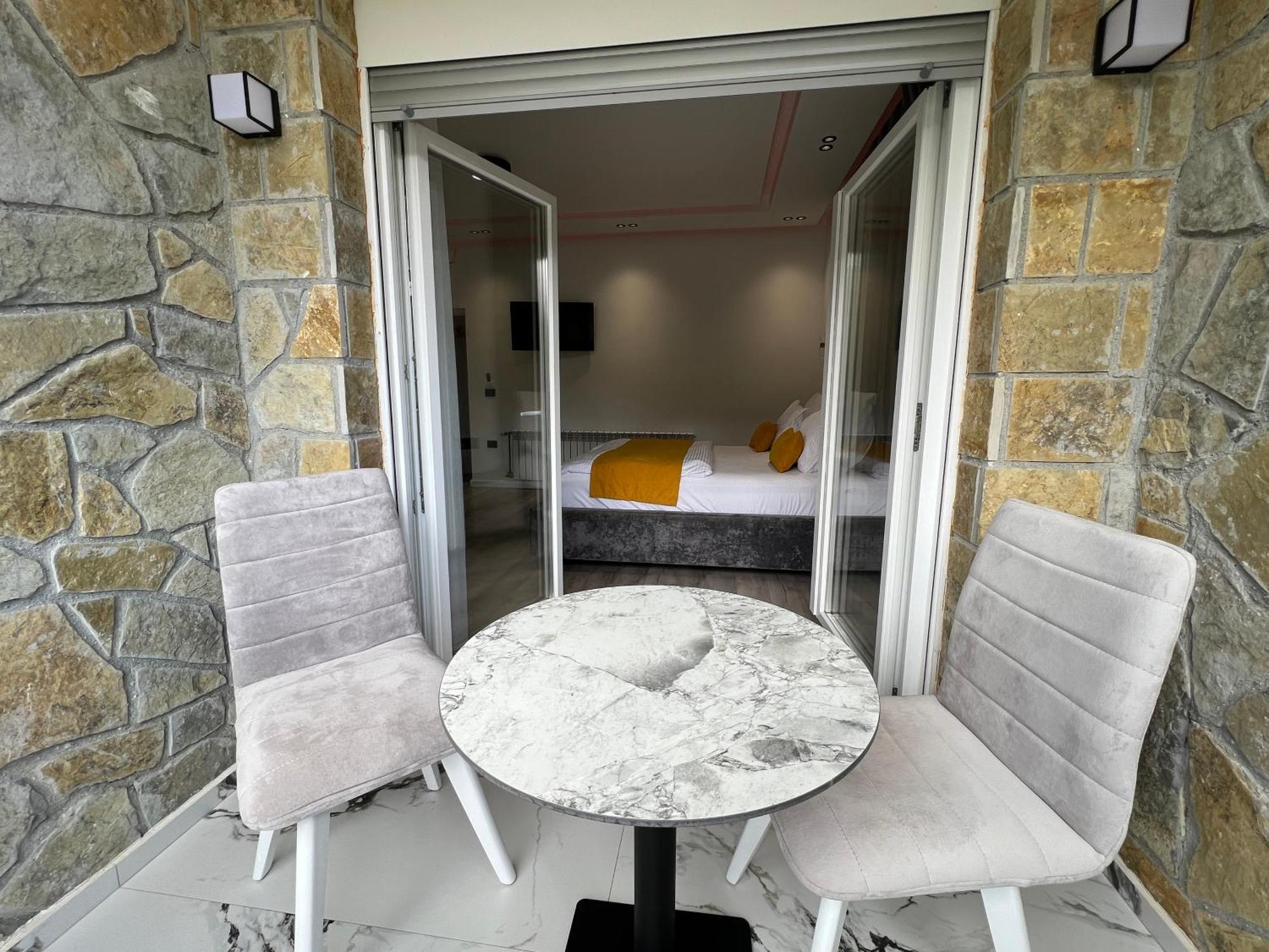 Breezy Hotel 발보너 외부 사진