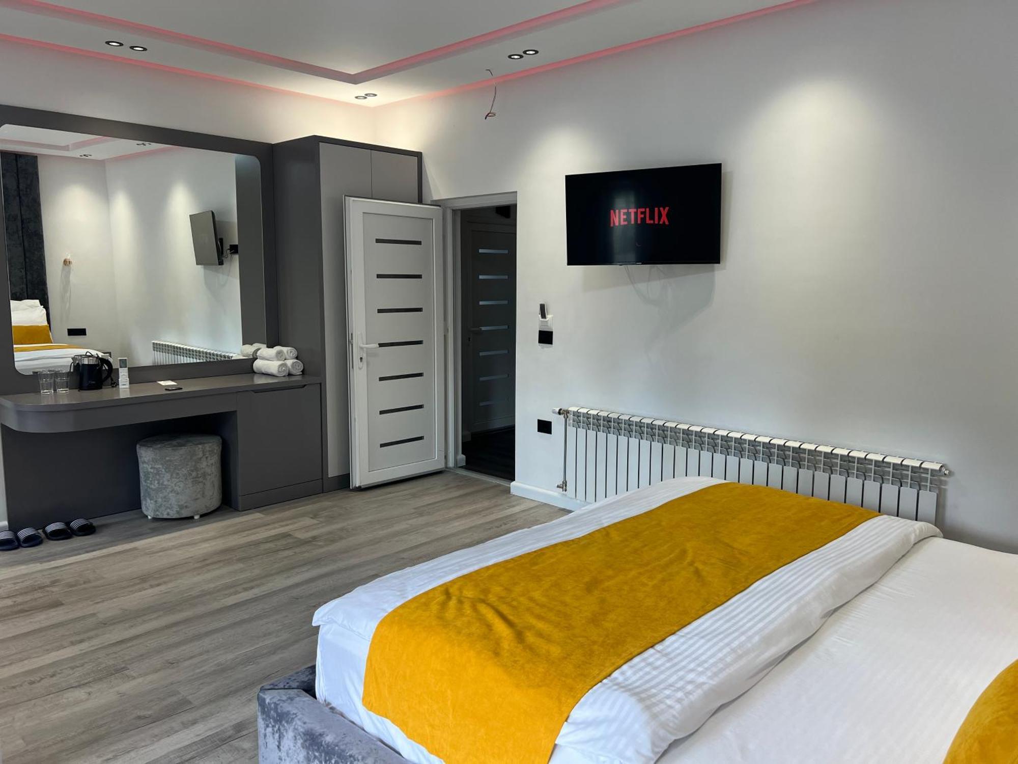 Breezy Hotel 발보너 외부 사진